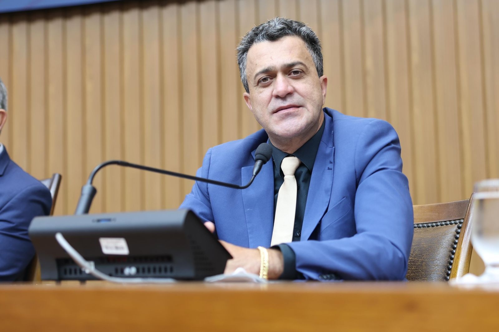Deputado Luciano vota a favor dos servidores do Estado e ajuda a garantir indeniza&ccedil;&otilde;es